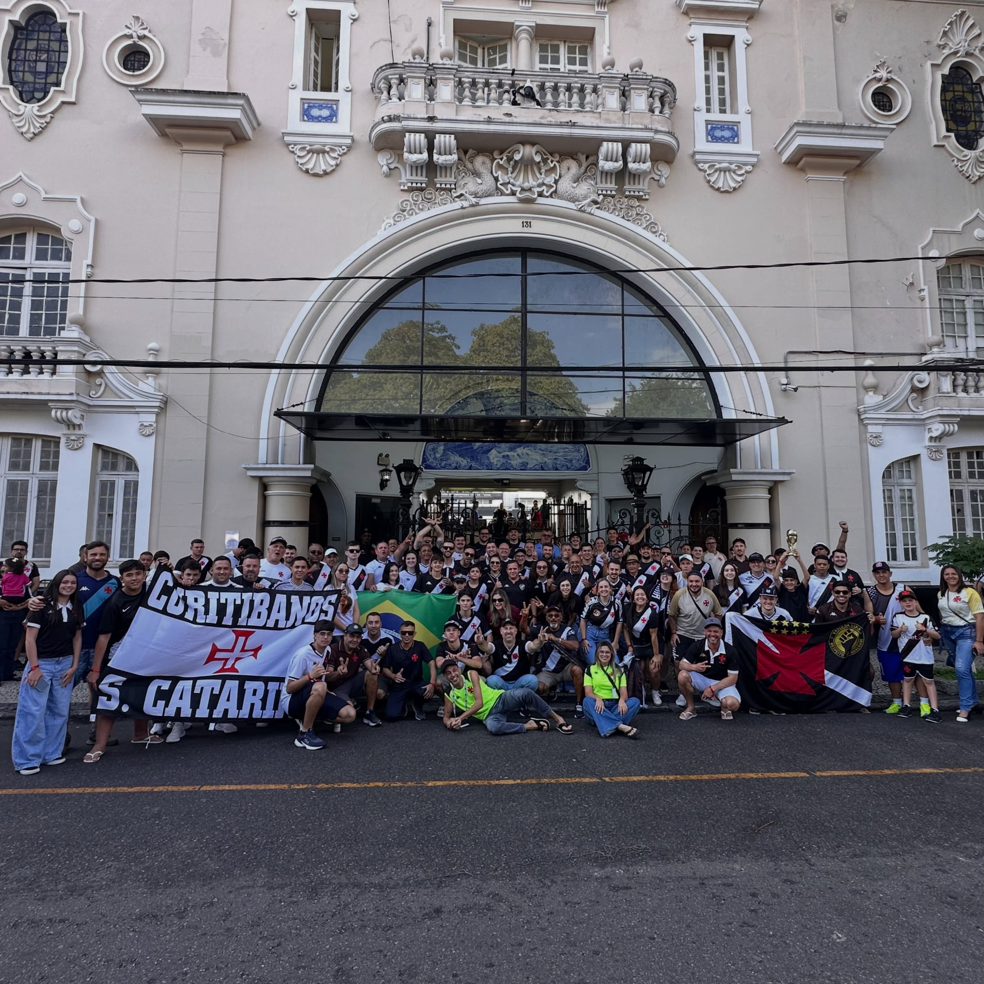 Caravana da Colina Turismo reunida na entrada do estádio