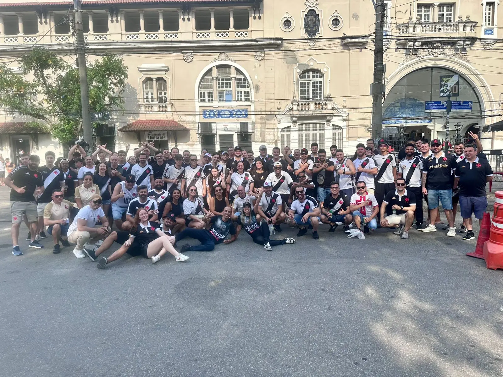 Grupo da Colina Turismo em frente ao estádio