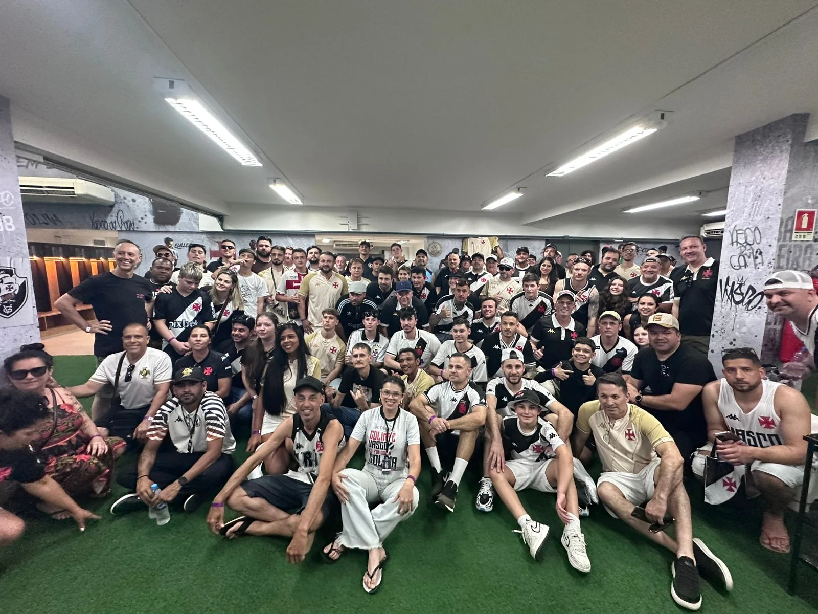 Grupo da Colina Turismo reunido em uma visita